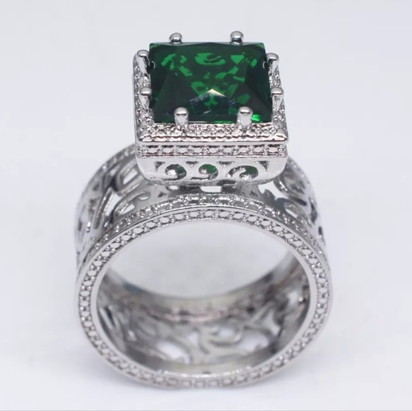 Vintage Green Stone Luxury Statement Ring - Picture 1 of 3